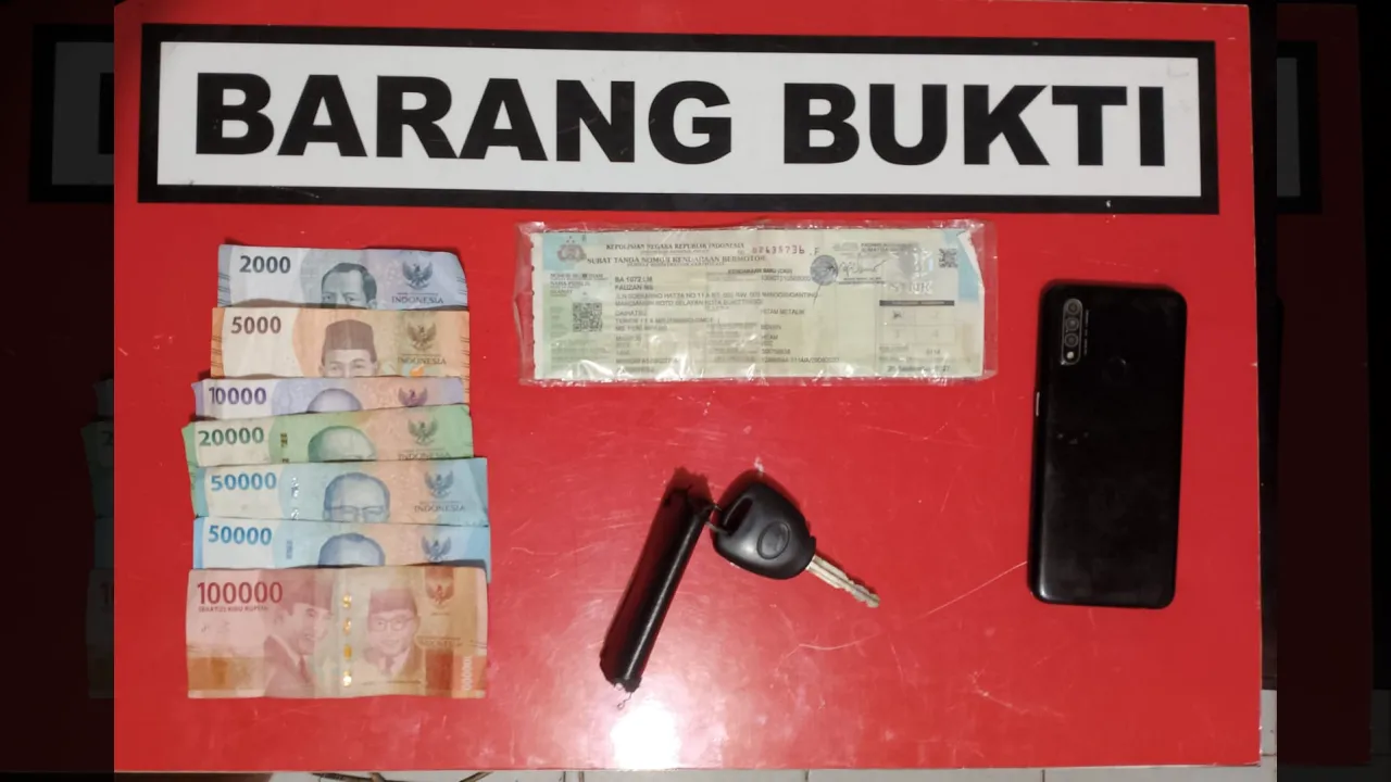 Sejumlah BB berupa uang dan kunci mobil  disita petugas